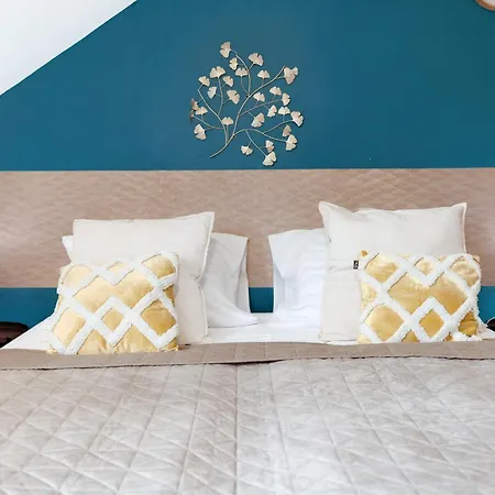 Апартаменты Golden Tree Loft In The Heart Of